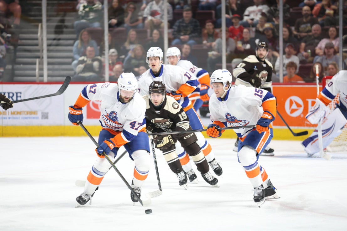 Islanders Prevail in Road Contest Against Bears